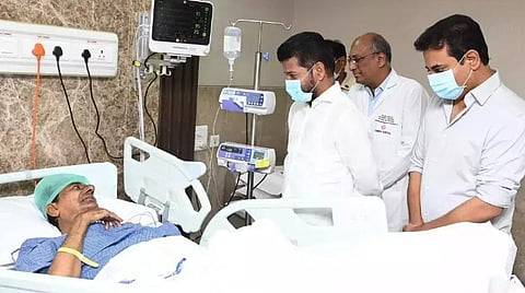 ஹைதராபாத் மருத்துவமனையில் சிகிச்சை பெற்று வரும் தெலங்கானா முன்னாள் முதல்வர் சந்திரசேகர ராவை முதல்வர் ரேவந்த் ரெட்டி நேற்று நேரில் சந்தித்து நலம் விசாரித்தார்.