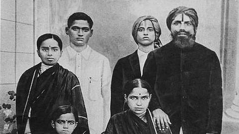 பாரதியார் (வலது ஓரம்), அருகில் மனைவி செல்லம்மாள், மகள் சகுந்தலா (அமர்ந்திருப்பவர், மகள் தங்கம்மாள் (நின்றிருப்பவர்), நண்பர்கள் ராமு, விஜயராகவன்
