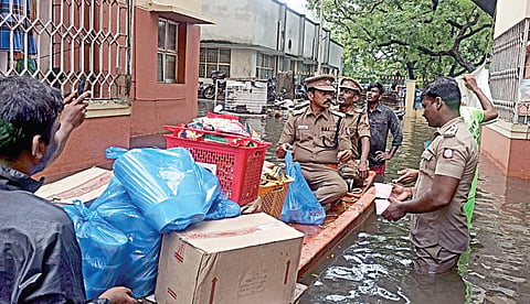 மீட்பு பணியில் ஈடுபட்ட சென்னை மாநகர காவலர்கள்.