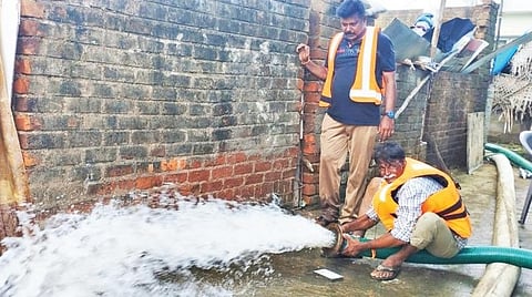 சென்னை திருவேற்காடு குடியிருப்பு பகுதியில் தேங்கிய மழைநீர் என்எல்சி ராட்சத பம்ப் மூலம் வெளியேற்றப்படுகிறது.