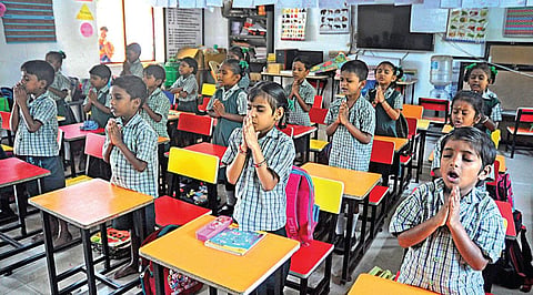 சென்னையில் புயல் காரணமாக ஒரு வாரத்துக்கு பிறகு பள்ளிகள் நேற்று திறக்கப்பட்டன. பள்ளிக்கு ஆர்வமுடன் வந்த சென்னை திருவல்லிக்கேணி, அண்ணா சிறுவர்கள் லேடி வெலிங்டன் அரசு பள்ளி மாணவர்கள்.
| படம்: ம.பிரபு |
