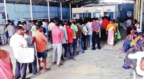 ஓசூர் அரசு மருத்துவமனையில் ஊசி செலுத்திக் கொள்ள நீண்ட நேரம் காத்திருக்கும் நோயாளிகள்.