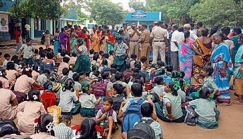 வாக்கூர் ஊராட்சி ஒன்றிய நடுநிலைப் பள்ளியில் தொடர்ந்து வகுப்புகளை புறக்கணிக்கும் மாணவர்கள்
