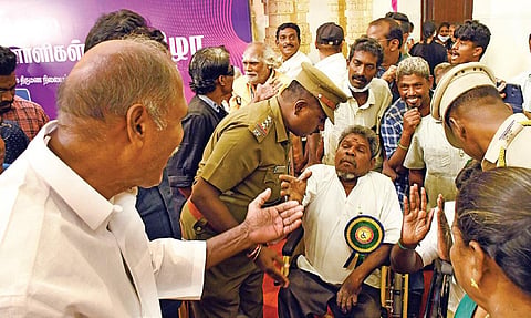 புதுச்சேரியில் நடைபெற்ற மாற்றுத்திறனாளிகள் தின விழாவில் ஆவேசமாக பேசிய மாற்றுத்திறனாளிகளை சமாதானம் செய்யும் முதல்வர் ரங்கசாமி.
| படம்: எம்.சாம்ராஜ் |