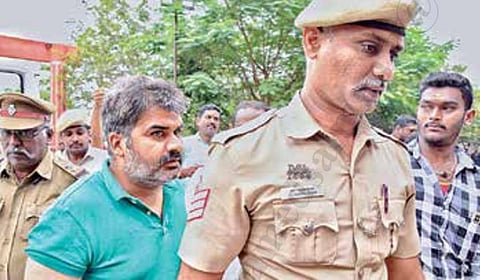 திண்டுக்கல் நீதிமன்றத்தில் ஆஜர்படுத்துவதற்காக அழைத்து வரப்பட்டஅமலாக்கத் துறை அதிகாரி அன்கித் திவாரி. படம்: நா.தங்கரத்தினம்