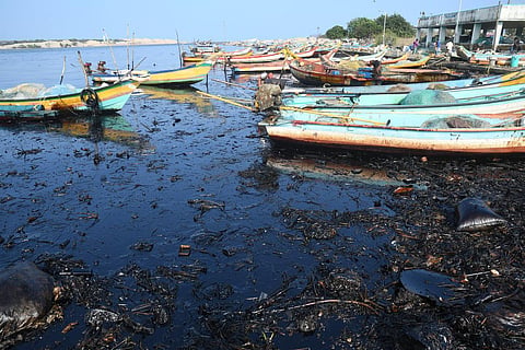 எண்ணூர் எண்ணெய் கசிவு ஒரு செயற்கை பேரிடர்: பணிகளை துரிதப்படுத்த நிறுவனங்களுக்கு பசுமை தீர்ப்பாயம் உத்தரவு