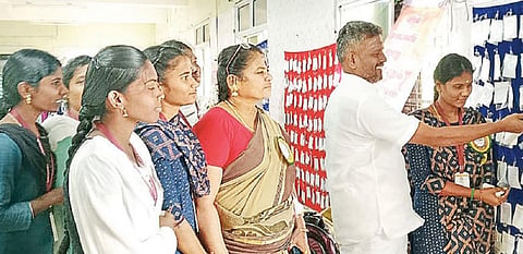கிராமிய அஞ்சல் ஊழியர்கள் வேலைநிறுத்தம்: மத்திய மண்டலத்தில் 10 லட்சம் அஞ்சல்கள் தேக்கம்