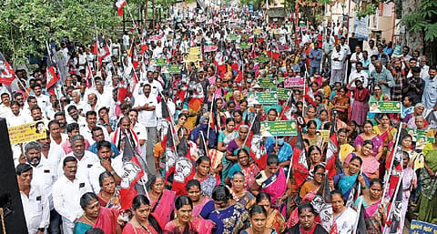 புதுச்சேரியில் ப்ரீபெய்டு மின் மீட்டருக்கு எதிர்ப்பு தெரிவித்து போராட்டத்தில் ஈடுபட்ட அதிமுகவினர். படம்: எம்.சாம்ராஜ்