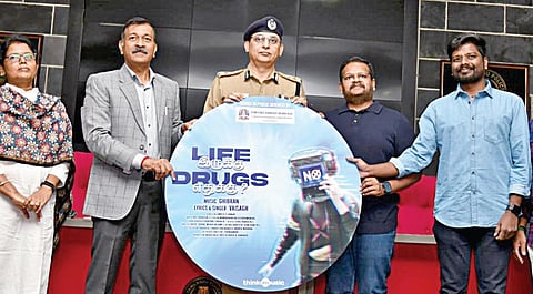 போதைப் பொருட்களுக்கு எதிரான விழிப்புணர்வு பாடல் காணொலியை டிஜிபி சங்கர் ஜிவால் நேற்று அவரது அலுவலகத்தில் வெளியிட்டு, போதைப் பொருள் எதிர்ப்பு குழு பொறுப்பாளர்களுக்கு பேட்ஜ்களையும், விழிப்புணர்வு போட்டிகளில் வெற்றி பெற்றவர்களுக்கு சான்றிதழ்களையும் வழங்கினார். நிகழ்ச்சியில் கூடுதல் டிஜிபி மகேஷ் குமார் அகர்வால், ஐஜி ராதிகா, இசையமைப்பாளர் ஜிப்ரான் உள்ளிட்ட பலர் கலந்து கொண்டனர்.