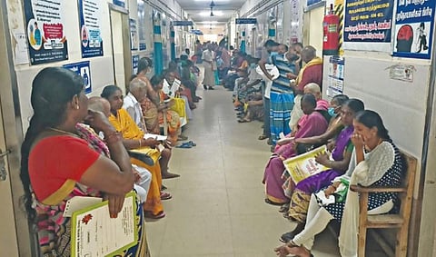 மேட்டூர் அரசு மருத்துவமனையில் மருத்துவர் வருகைக்காக காத்திருந்த புறநோயாளிகள்.