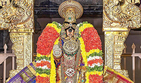 சிறப்பு அலங்காரத்தில் சேவை சாதித்த நம்பெருமாள்.