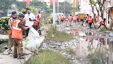 உதவிய கரங்கள்: சென்னையை மீட்டெடுத்த மனிதம்
