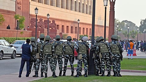 நாடாளுமன்ற பாதுகாப்புப் பணியில் வீரர்கள்.