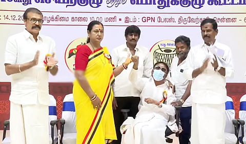 தேமுதிக பொதுக்குழு கூட்டத்தில் பிரேமலதா விஜயகாந்த், விஜயகாந்த்