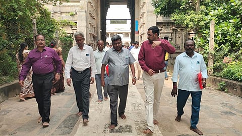 சிதம்பரம் நடராஜர் கோயிலில் இந்து அறநிலைத் துறை, தொல்லியல் துறையினர் ஆய்வு மேற்கொண்டனர்.