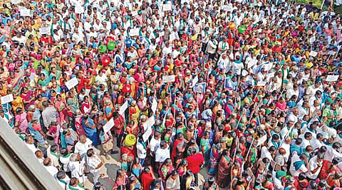 கீழ்பவானி வாய்க்காலில் கான்கிரீட் தளம் அமைக்க எதிர்ப்பு தெரிவித்து, ஆயிரக்கணக்கான விவசாயிகள் ஒன்று திரண்டு ஈரோடு ஆட்சியரிடம் மனு அளிக்க வந்தனர்.