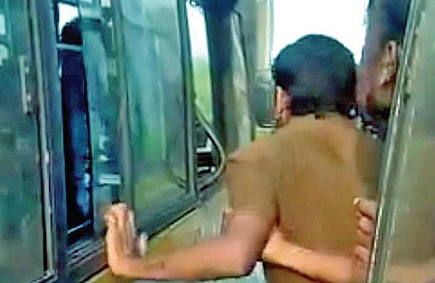 வந்தவாசி அருகே ஓடும் பேருந்தில் இருந்தவாறு வாக்குவாதத்தில் ஈடுபட்ட பேருந்து ஊழியர்கள்.