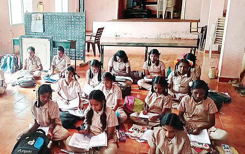அசூரில் கோயில் மண்டபத்தில் நடைபெறும் வகுப்பு. | படம்: சி.எஸ்.ஆறுமுகம் |