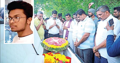 அமெரிக்காவில் உயிரிழந்த திருநெல்வேலி மாவட்டத்தை சேர்ந்த மாணவர் சகாய ஜெபாஸ் பிரஜோப் பின் (உள்படம்) உடல் உறுப்புகள் தானம் செய்யப்பட்டது. சொந்த ஊருக்கு கொண்டுவரப்பட்ட அவரது உடலுக்கு அரசு சார்பில் மரியாதை செலுத்தப்பட்டது.