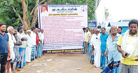 திருவெண்ணெய்நல்லூர் அருகே பேரங்கியூரில் ஆர்ப்பாட்டத்தில் ஈடுபட்ட கிராமத்தினர்.
