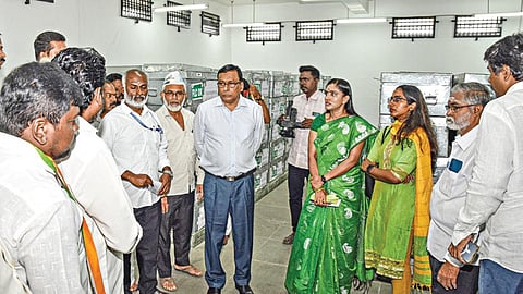 பொதுமக்களுக்கு மின்னணு வாக்குப்பதிவு இயந்திரங்கள் செயல்படும் முறை குறித்து விழிப்புணர்வு ஏற்படுத்த, சேலம் ஆட்சியர் அலுவலக பாதுகாப்பு அறையில் இருந்து வாக்குப்பதிவு இயந்திரங்கள் செயல் விளக்க மையங்களுக்கு அனுப்பும் பணி நடந்தது. அங்கு ஆய்வு மேற்கொண்ட ஆட்சியர் கார்மேகம்.