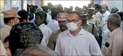 விசாரணை கைதிகளின் பற்கள் உடைக்கப்பட்ட வழக்கில், திருநெல்வேலி நீதிமன்றத்தில் ஆஜராக வந்த ஏஎஸ்பி பல்வீர்சிங் மற்றும் போலீஸார்.