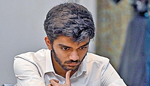 சென்னை கிராண்ட் மாஸ்டர்ஸ் செஸ் சாம்பியன்ஷிப்பின் முதல் சுற்றில் அமெரிக்காவின் லெவோன் அரோனியனுக்கு எதிராக விளையாடிய இந்திய கிராண்ட் மாஸ்டர் டி.குகேஷ். படம்: எஸ்.சத்தியசீலன்