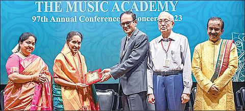 சங்கீத கலாநிதி விருதாளர் பாம்பே ஜெய க்கு `இந்து குழுமம்' வழங்கும் எம்.எஸ்.சுப்புலட்சுமி பெயரிலான விருதை வழங்கிய உயர் நீதி மன்ற நீதிபதி எஸ்வி.கங்காபுர்வாலா. உடன் மியூசிக் அகாடமி தலைவர் என்.முரளி. சங்கீத கலாநிதி லால்குடி ஜிஜெஆர் கிருஷ்ணன், சங்கீத கலாநிதி லால்குடி ஜிஜெஆர் விஜயலட்சுமி.படம்: எஸ்.சத்தியசீலன்