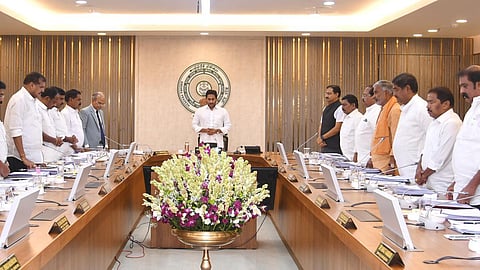 ஆந்திர தலைமைச் செயலகத்தில் நடைபெற்ற அமைச்சரவைக் கூட்டத்தில் முதல்வர் ஜெகன் மோகன் ரெட்டி மற்றும் அமைச்சர்கள் எம்எல்சி ஷேக் சாஹிப் மறைவுக்கு அஞ்சலி செலுத்தினர்.