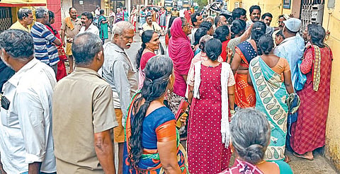 கீழ்ப்பாக்கம், குப்புசாமி நகர் சாலையில் டோக்கன் பெற அலைக்கழிக்கப்பட்டதால் நியாய விலைக்கடை ஊழியர்களுடன் வாக்குவாதத்தில் ஈடுபட்ட மக்கள். | படம்: ம.பிரபு