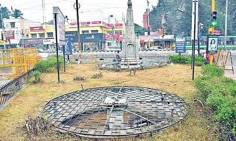 ‘இந்து தமிழ் திசை நாளிதழ்’ செய்தி எதிரொலியாக வேலூர் அண்ணாகலையரங்கம் அருகே உள்ள விக்டோரியா நினைவுத்தூண்சீரமைக்கப்பட்டுள்ளது. | படம்: வி.எம்.மணிநாதன்.