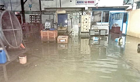 அம்பத்தூர் தொழிற்பேட்டைக்குள் மழைநீர், துயரில் நிறுவனங்கள்: 1000+ பேர் வேலை இழக்கும் அபாயம்