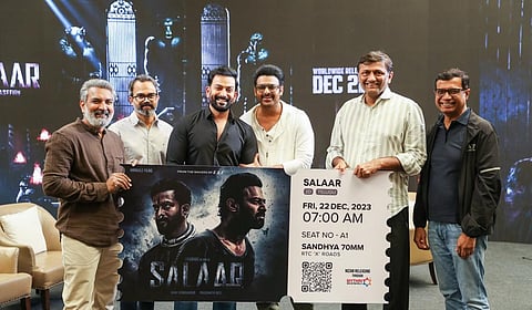 பிரபாஸின் ‘சலார்’ படத்துக்கான முதல் டிக்கெட்டை வாங்கிய ராஜமவுலி!