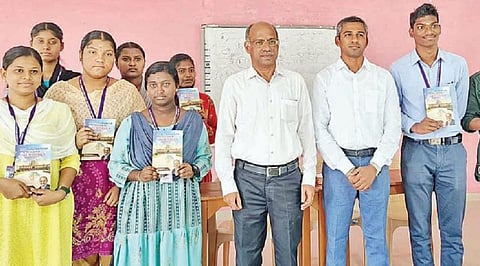 கோவை அரசு கலை கல்லூரியில் உள்ள இலவச ஐஏஎஸ் பயிற்சி மையத்தில் நடந்த கருத்தரங்கில் பங்கேற்ற கோவை மண்டல கடவுச்சீட்டு அதிகாரி சதீஷ், அரசியல்துறை தலைவர் பேராசிரியர் கனகராஜ் மற்றும் மாணவ, மாணவிகள்.