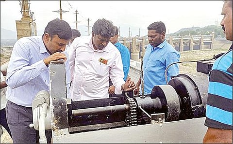 மேட்டூர் அணையின் உபரிநீர் போக்கி பகுதியில் நேற்று ஆய்வு மேற்கொண்ட நீர்வளத் துறை அதிகாரிகள்.