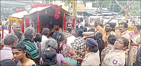 தென்காசியில் அச்சன்கோவில் ஐயப்பன் திரு ஆபரணப் பெட்டிக்கு வரவேற்பு அளித்து, தரிசனம் செய்த பக்தர்கள்.