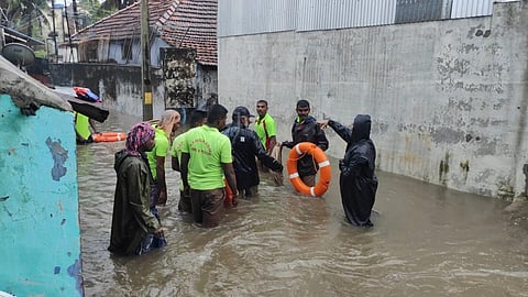 கன்னியாகுமரியில் பெய்து வரும் கனமழையின் காரணமாக வெள்ளத்தில் சிக்கிய மக்களை மீட்கும் பணியில் தீயணைப்பு துறையினர் ஈடுபட்டனர்