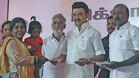 சென்னை உள்ளிட்ட 4 மாவட்டங்களில் வெள்ள நிவாரணம் ரூ.6,000 விநியோகம்: வேளச்சேரியில் முதல்வர் ஸ்டாலின் தொடங்கி வைத்தார்