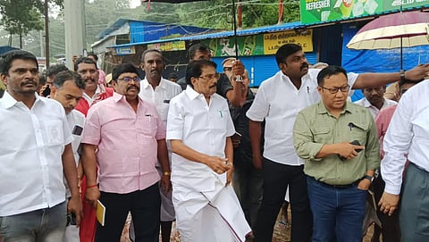 குற்றாலம் பிரதான அருவி பகுதியை பார்வையிட்ட அமைச்சர் கேகேஎஸ்எஸ்ஆர் ராமச்சந்திரன்.