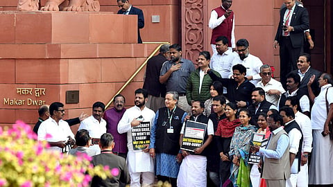 இடைநீக்கம் செய்யப்பட்ட எம்பிக்கள் நாடாளுமன்ற வாயிலில் போராட்டத்தில் ஈடுபட்ட காட்சி
