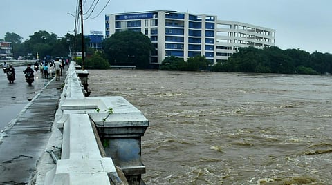 கொக்கிரகுளம் பகுதியில் இருக்கும் பாலங்களை உரசியபடி பாய்ந்து செல்லும் தாமிரபரணியாறு | படம்: மு.லெட்சுமி அருண்
