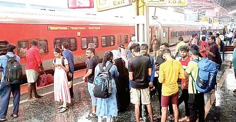 விருதுநகர் ரயில் நிலையத்தில் இறக்கிவிடப்பட்ட பயணிகள்.
