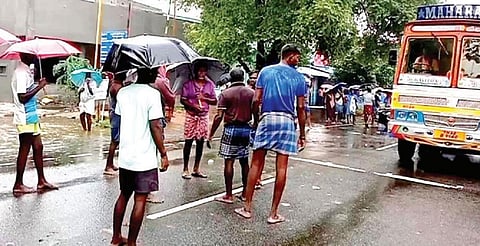 அருப்புக்கோட்டையில் சாலை மறியலில் ஈடுபட்ட பொதுமக்கள்.