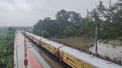 ரயிலில் சிக்கிய 500 பயணிகள் ஸ்ரீவைகுண்டத்தில் தவிப்பு