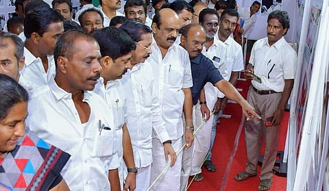 திருப்பூரில் கருணாநிதி நூற்றாண்டு விழா புகைப்பட கண்காட்சியை தொடங்கி வைத்து பார்வையிட்ட திமுக அமைப்பு செயலாளர் ஆர்.எஸ்.பாரதி