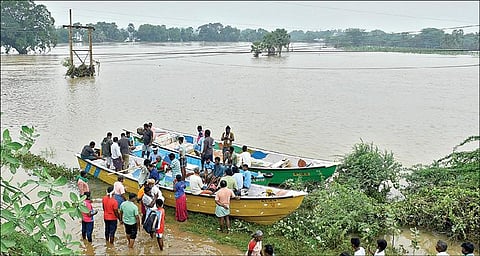 கிராமங்களை சூழ்ந்த வெள்ளம்: 10 பேர் உயிரிழப்பு, ஹெலிகாப்டர் மூலம் மீட்புப் பணி @ நெல்லை, தூத்துக்குடி