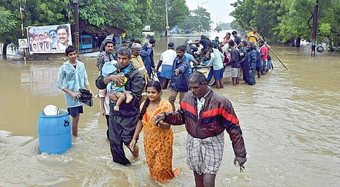 மழை, வெள்ளத்தால் பாதிக்கப்பட்டுள்ள நெல்லை, தூத்துக்குடிக்கு முதல்வர் நாளை பயணம்: மத்திய குழு இன்று ஆய்வு