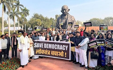 நாடாளுமன்ற வளாகத்தில் போராட்டத்தில் ஈடுபட்ட எம்.பிக்கள்