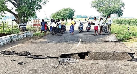 காட்டாற்று வெள்ளம்: ராமேசுவரம் - திருச்செந்தூர் - கிழக்கு கடற்கரை சாலை துண்டிப்பு