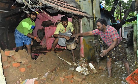 வெள்ளத்தால் பல வீடுகள் பாதிப்பு: உடமைகளை இழந்து தவிக்கும் தாமிரபரணி கரையோர மக்கள்!